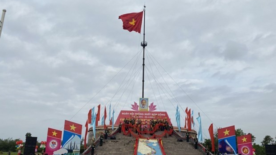 Quang Tri: Flag-raising ceremony held to mark Reunification Day